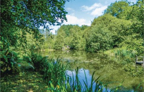 - une vue sur un étang avec des arbres et de l'eau dans l'établissement Amazing Home In Guern With Wifi, à Guern