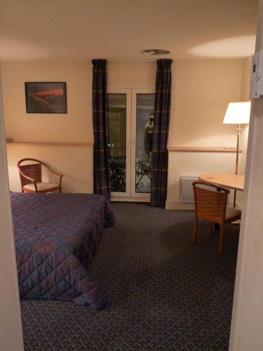 Postel nebo postele na pokoji v ubytování Hotel Le Bourbon Pau Centre