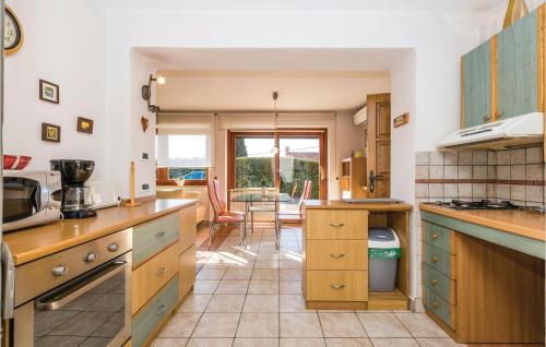 Una cocina o cocineta en Stunning apartment in Rijeka with 1 Bedrooms and WiFi
