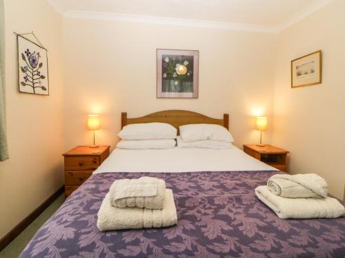 En eller flere senge i et værelse på Broom Cottage