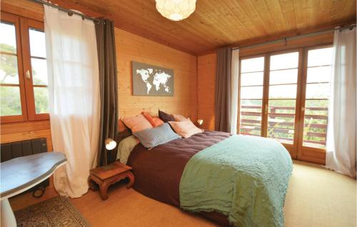une chambre avec un lit dans une pièce avec des fenêtres dans l'établissement Cozy Home In Thezan-Les-Béziers, à Thèzan-lès-Béziers