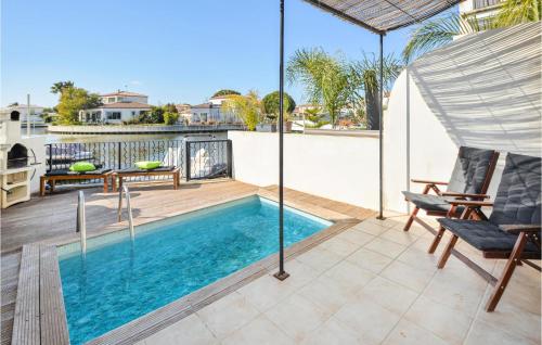una piscina en el tejado de una casa en 2 Bedroom Cozy Home In Aigues-Mortes, en Aigues-Mortes