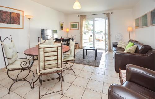 un salon avec un canapé et une table dans l'établissement 2 Bedroom Cozy Home In Aigues-Mortes, à Aigues-Mortes