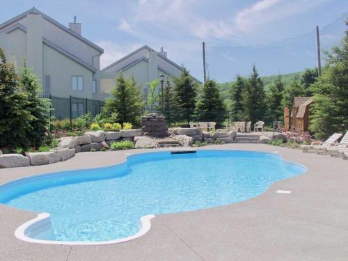 a swimming pool in a yard with a building at Luxurious Blue Mountain 3BR & 3BTH Walk-in to Village in Blue Mountains