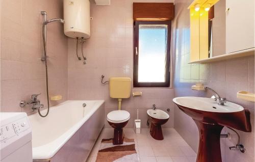 a bathroom with a sink and a toilet and a tub at Gorgeous Apartment In Selce With Wifi in Selce