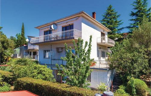 Gorgeous Apartment In Selce With Wifi في سيلتسي: بيت ابيض فيه بلكونات واشجار