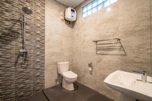 Un baño con inodoro, lavabo y ducha. en Viros Luxury Villa 2BR Private Pool, en Jimbaran