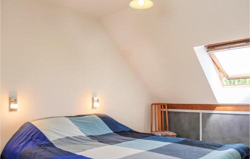 ein Schlafzimmer mit einem Bett in einem Zimmer mit einem Fenster in der Unterkunft Amazing Home In Pirou-plage With 4 Bedrooms And Wifi in Pirou