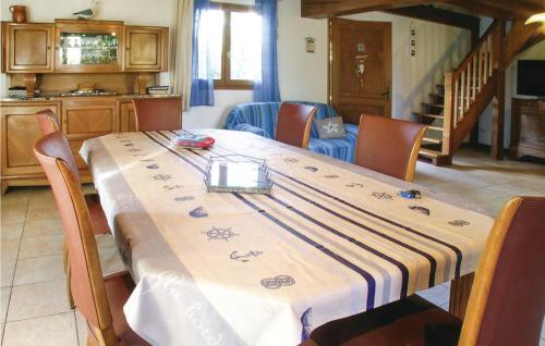 une table avec un chiffon de table en haut dans l'établissement Awesome Home In La Tranche Sur Mer, à La Tranche-sur-Mer