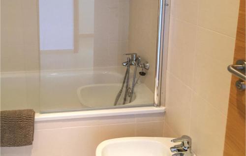a bathroom with a shower and a toilet and a tub at Beautiful Apartment In Alhama De Murcia With Swimming Pool in El Romero