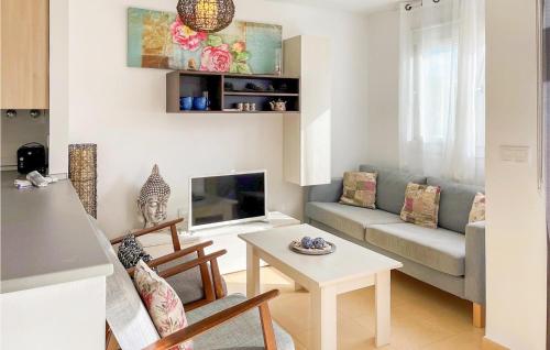 TV a/nebo společenská místnost v ubytování Beautiful Apartment In Alhama De Murcia