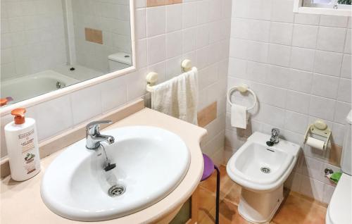 La salle de bains est pourvue d'un lavabo et de toilettes. dans l'établissement Nice Home In La Azohia With Outdoor Swimming Pool, à La Azohía