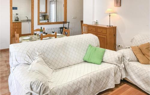 sala de estar con sofá blanco y almohada verde en Nice Home In La Azohia With Outdoor Swimming Pool en La Azohía
