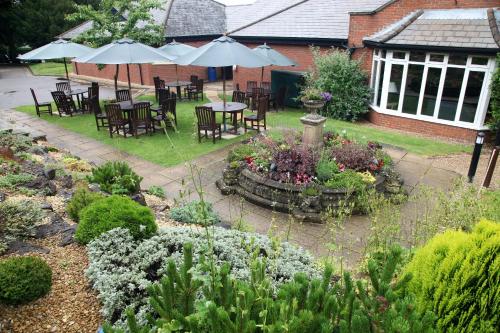 Ein Garten an der Unterkunft Hogs Back Hotel & Spa Nr Farnham