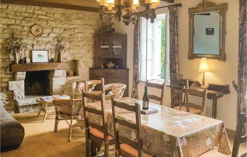 une salle à manger avec une table et une cheminée dans l'établissement Holiday Home Kermathéano, à Kermathéano