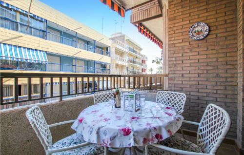 stół i krzesła na balkonie ze stołem i krzesłami w obiekcie 2 Bedroom Cozy Apartment In Santa Pola w mieście Santa Pola