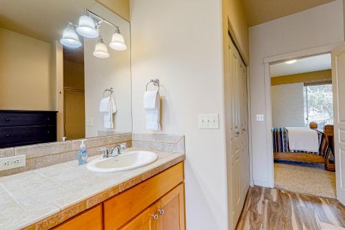 un bagno con lavandino e specchio di Eagle Crest Highland Getaway a Redmond