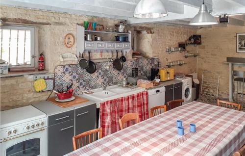 une cuisine avec une table, un évier et une cuisinière dans l'établissement Beautiful Home In Fontenille St,martin, à Fontenille-Saint-Martin-d'Entraigues