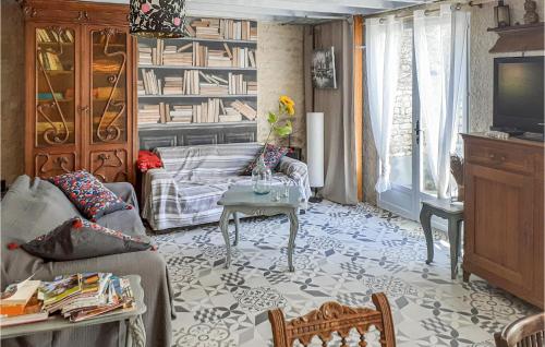 un salon avec un canapé et une table dans l'établissement Beautiful Home In Fontenille St,martin, à Fontenille-Saint-Martin-d'Entraigues