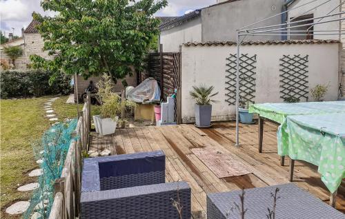 une cour avec une table, des chaises et une clôture dans l'établissement Beautiful Home In Fontenille St,martin, à Fontenille-Saint-Martin-d'Entraigues