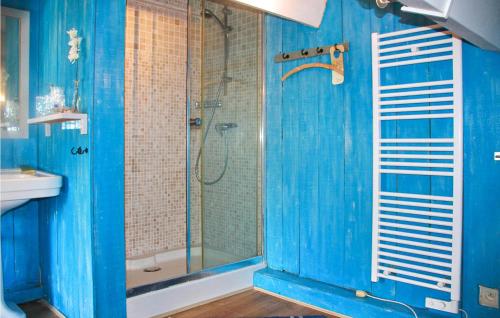 Ванна кімната в Lovely Home In Fontenille St,martin With Kitchenette