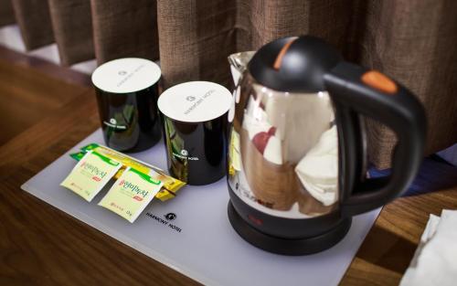 Příslušenství pro přípravu čaje a kávy v ubytování Harmony Hotel