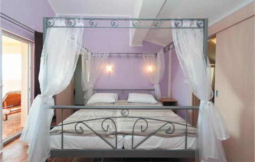 4 Bedroom Lovely Home In Supetarska Draga tesisinde bir odada yatak veya yataklar