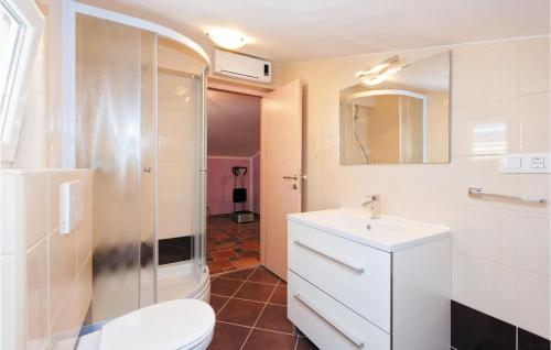 4 Bedroom Lovely Home In Supetarska Draga tesisinde bir banyo