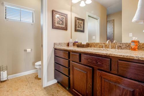 ein Badezimmer mit Waschbecken und Toilette in der Unterkunft Golfer's Paradise in New Braunfels