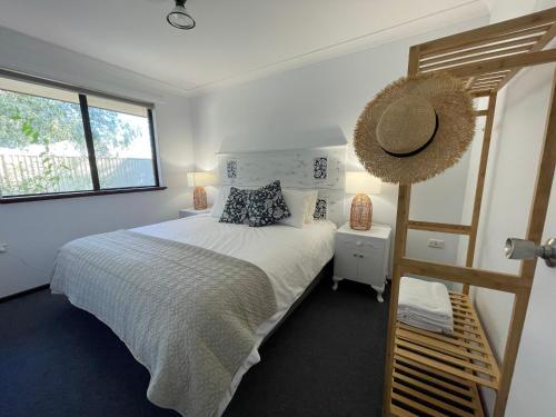 Un pat sau paturi într-o cameră la Siroque Busselton