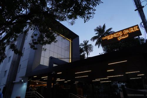 um edifício com um sinal em frente em The Kings Park Grand-Near US Consulate em Chennai