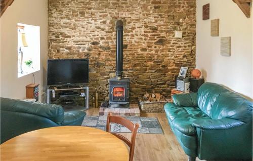 - un salon avec deux canapés et un poêle à bois dans l'établissement Stunning Home In Fougerolles Du Plessis, à Fougerolles-du-Plessis