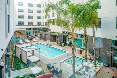 an apartment with a swimming pool and a building at Shashi Hotel Mountain View Palo Alto in Mountain View