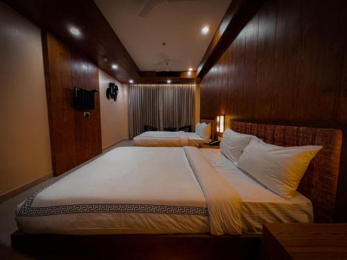 Una cama o camas en una habitación de Mansha Palace
