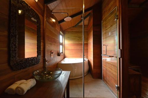 ein Bad mit einer Badewanne, einem Waschbecken und einer Dusche in der Unterkunft Ananta Thai Pool Villas Resort Phuket in Rawai Beach