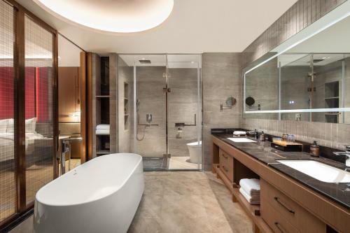 W łazience znajduje się wanna, umywalka i prysznic. w obiekcie La Quinta by Wyndham Weifang South w mieście Weifang