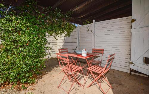une table et des chaises assises sur une terrasse dans l'établissement 1 Bedroom Gorgeous Home In Venzolasca, à Venzolasca