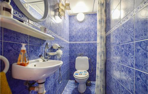 ห้องน้ำของ Gorgeous Home In Venzolasca With Kitchen