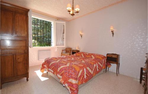 um quarto com uma cama e uma janela em Nice Home In Mirabel Aux Baronnies With 3 Bedrooms And Wifi em Mirabel-aux-Baronnies