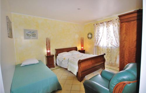 サレルヌにあるBeautiful Home In Salernes With 5 Bedrooms, Wifi And Outdoor Swimming Poolのベッドルーム1室(ベッド1台、ソファ、椅子付)