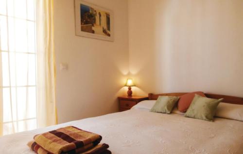 カボ・ロイグにあるNice Home In Orihuela Costa With 3 Bedrooms, Wifi And Outdoor Swimming Poolのベッドルーム1室(毛布付きのベッド1台付)