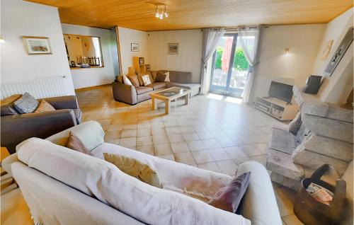 Χώρος καθιστικού στο Three-Bedroom Holiday Home In Ruffiac