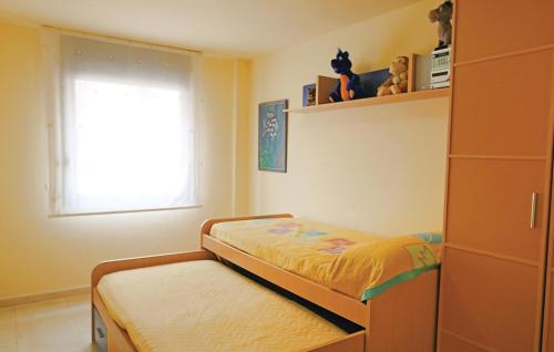 ピネダ・デ・マールにあるBeautiful Apartment In Pineda De Mar With Kitchenetteのベッドルーム(二段ベッド1組、窓付)