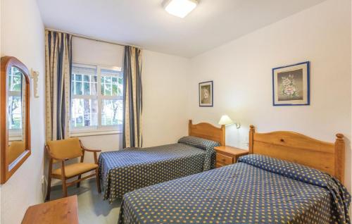 een hotelkamer met 2 bedden en een raam bij Beautiful Apartment In Roquetas De Mar With Kitchen in Roquetas de Mar