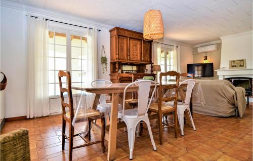 une salle à manger avec une table et des chaises dans l'établissement 4 Bedroom Lovely Home In Bellegarde, à Bellegarde