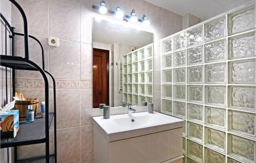 Et badeværelse på 2 Bedroom Cozy Apartment In Pineda De Mar