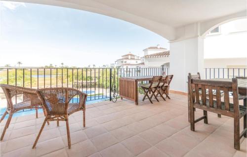 balkon z krzesłami i stołami oraz stołem i krzesłami w obiekcie Beautiful Apartment In Roldán With Wifi w mieście Los Tomases
