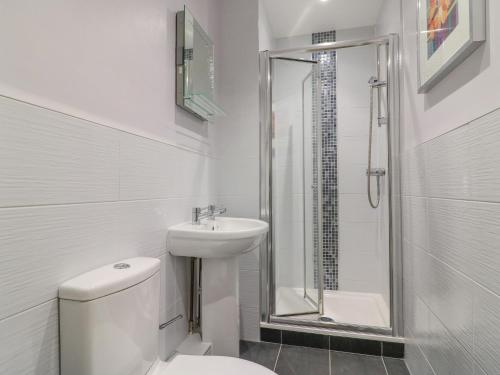 uma casa de banho com um WC, um lavatório e um chuveiro em Hops House em Weymouth