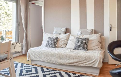 格朗德康邁西的住宿－1 Bedroom Nice Apartment In Grandcamp Maisy，一间卧室配有一张带条纹墙的床