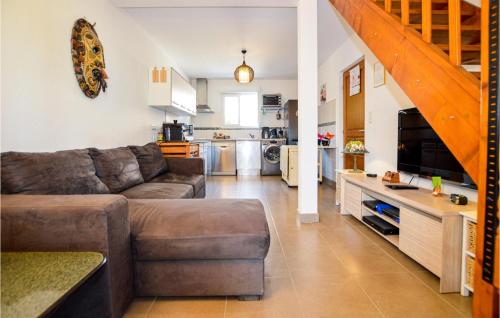 ein Wohnzimmer mit Couch und Küche in der Unterkunft 3 Bedroom Gorgeous Home In Cervione in Prunete